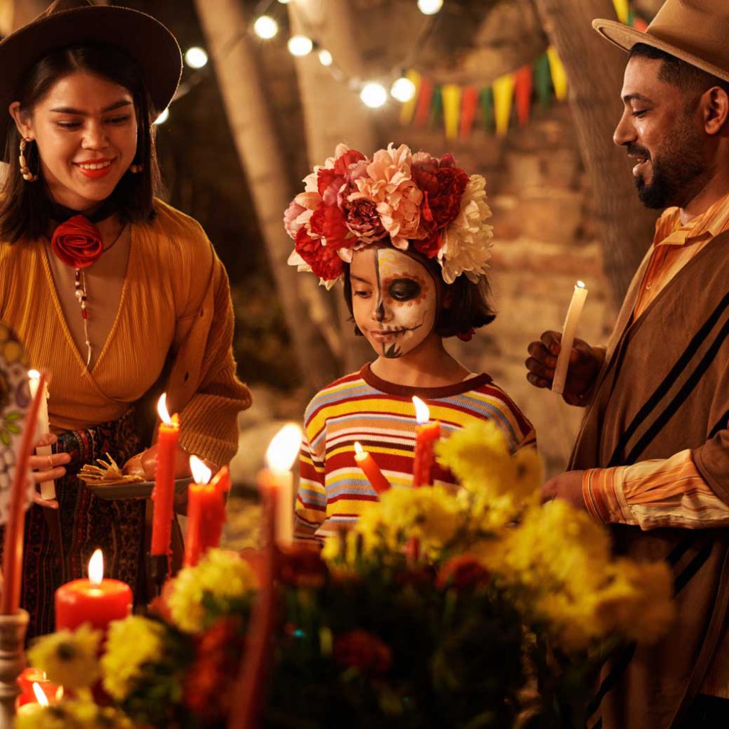 Familia en una celebración del día de muertos.