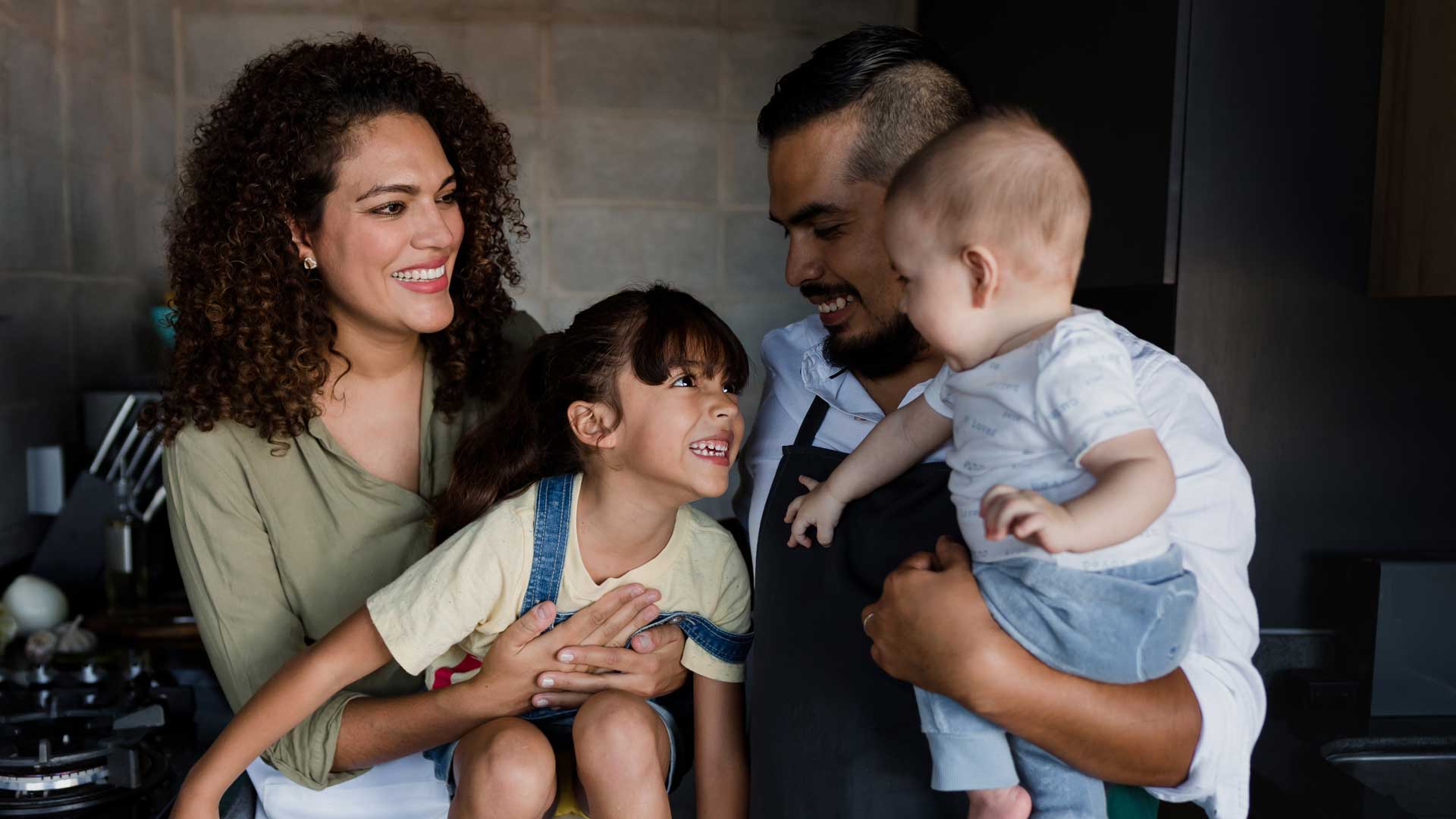 pareja de esposos conviviendo con sus hijos pequeños.