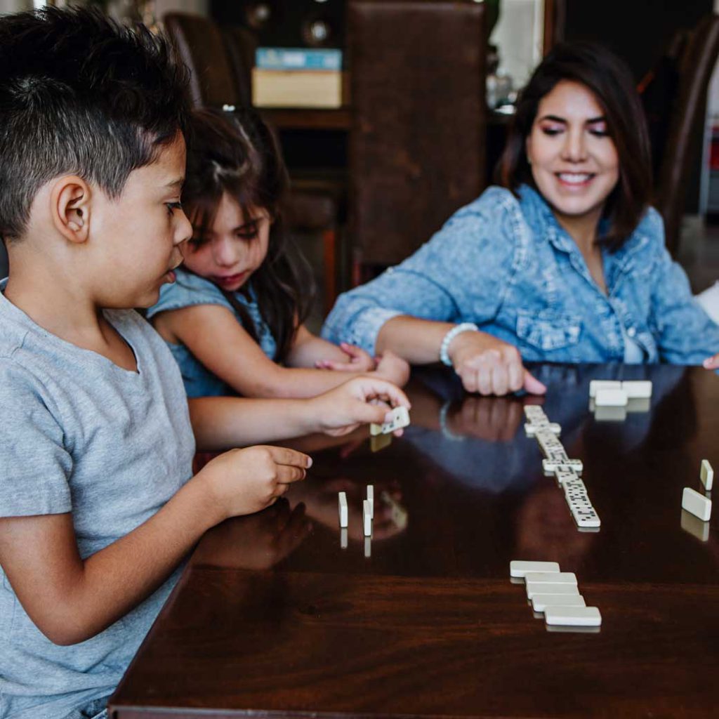 Familia jugando dominó en casa